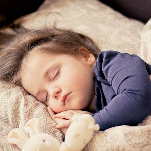  une maman avec son bébé pharmacie des Bruyères